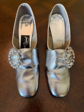 Vintage silver stacked heeled pumps with round crystal brooch detail Size 6-6.5